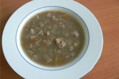polevka-s-jatrovymi-knedlicky