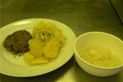 jitrnicovy-prejt-brambory-zelny-salat